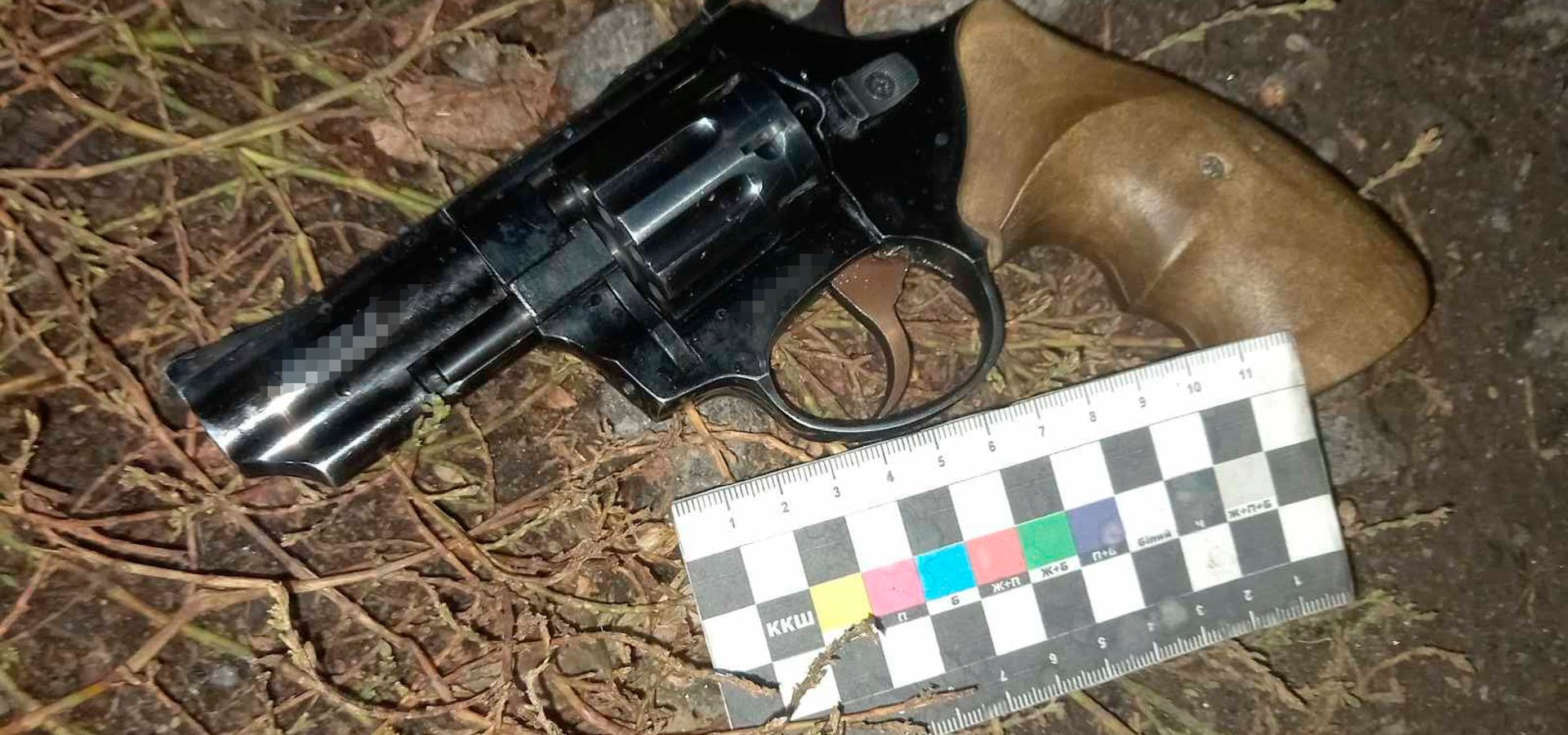 У Хмільницькому районі 49-річний чоловік, через ревнощі, стріляв з револьвера та погрожував розправою підлітку