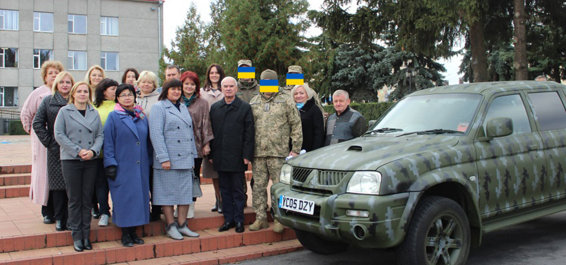 В Хмільницькому районі освітяни та посадовці передали українським захисникам автомобіль