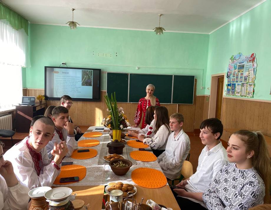  У Другій школі в Хмільнику відбувся І-й мистецький фестиваль "Мова наша калинова" (фоторепортаж)