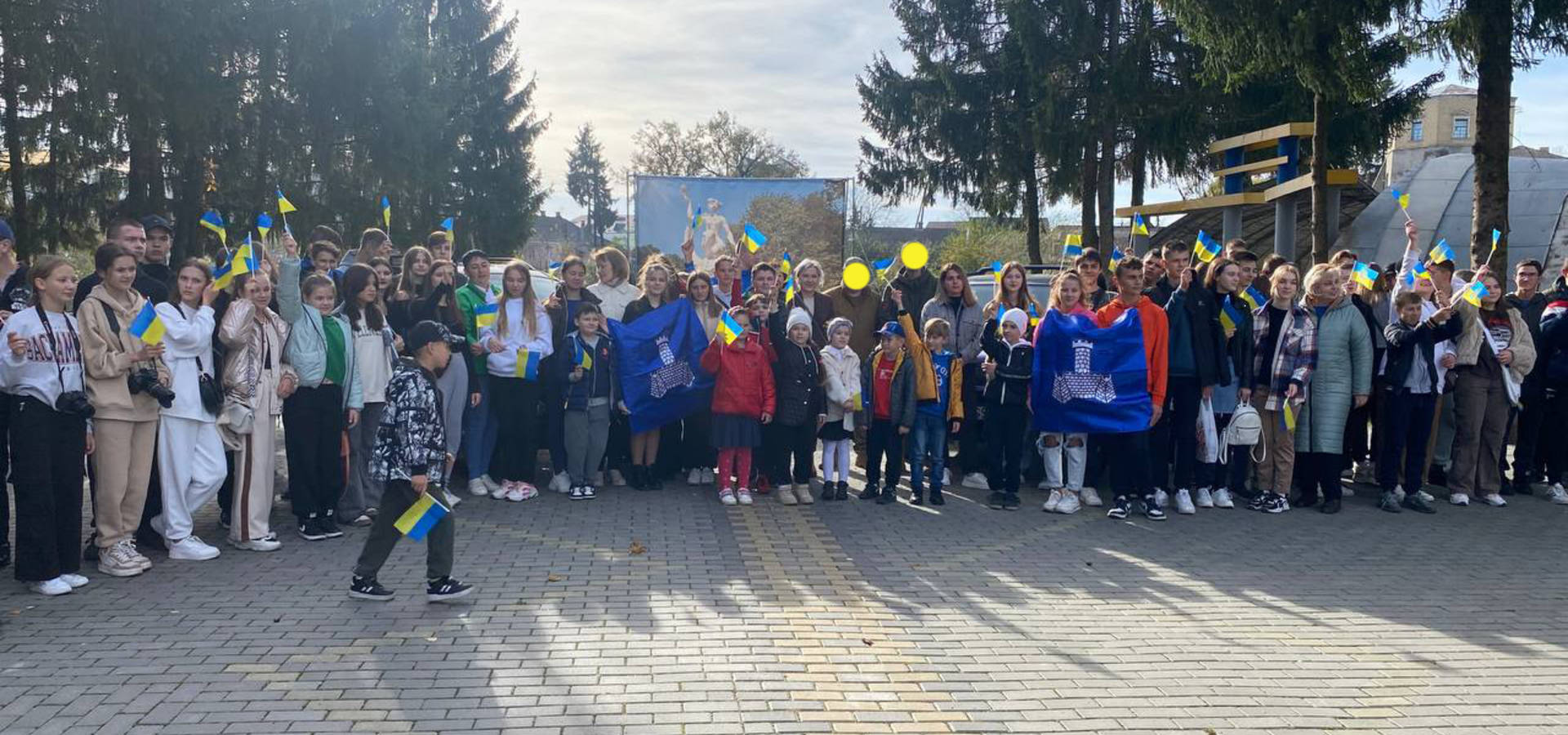 Два автомобілі передали захисникам на передову хмільницькі школярі