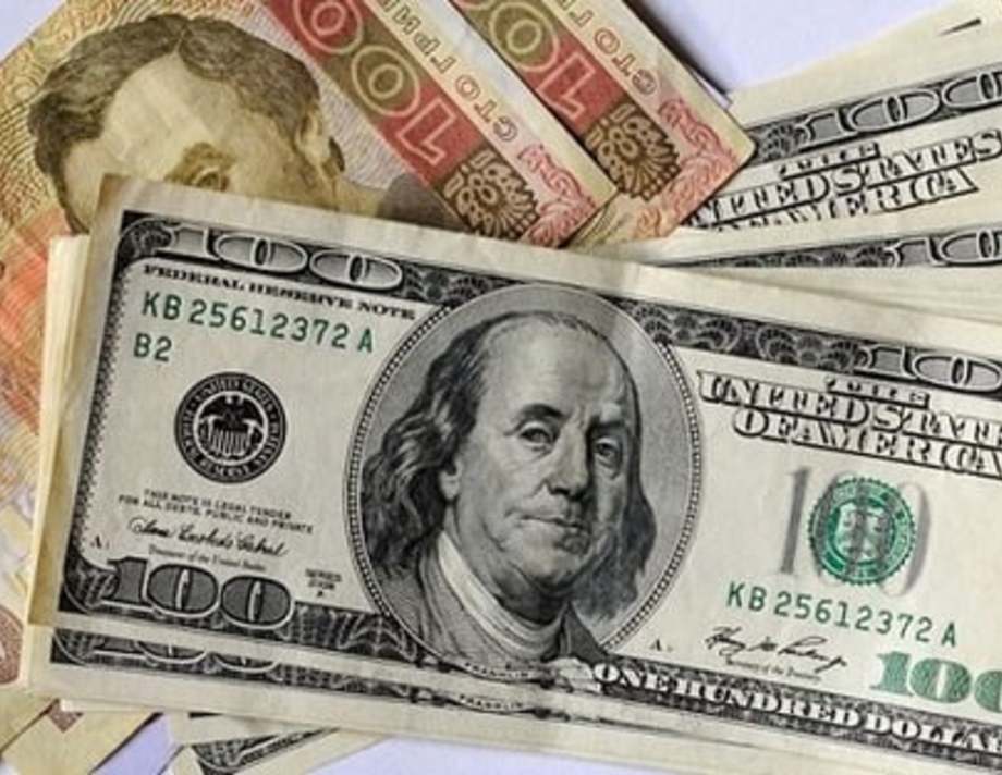 Гривня “у вільному плаванні”: що відбувається з валютою та яким буде курс наприкінці року