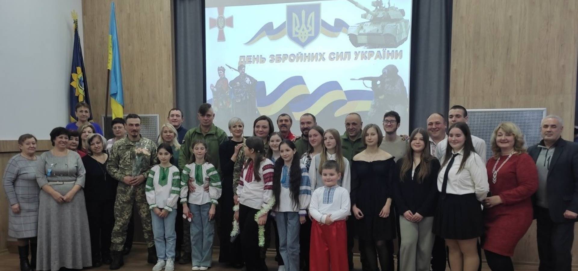 У другу школу в Хмільнику завітав Святий Миколай, разом з учнями та вчителями він вшанував українських воїнів