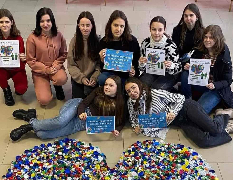 Калинівські школярі зібрали два мішки пластикових кришечок для виготовлення протезів для поранених захисників