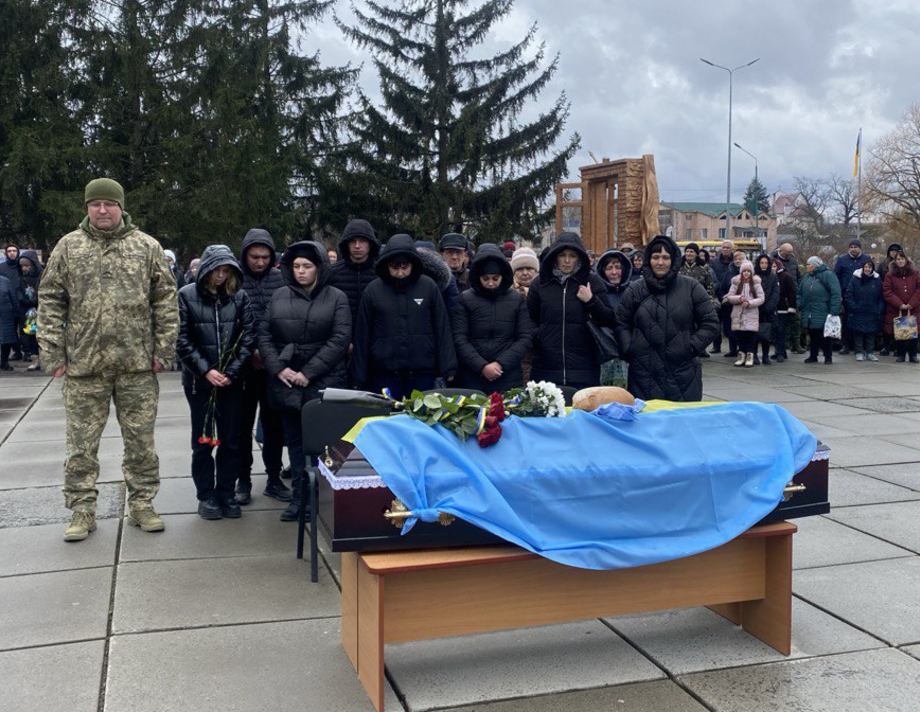 У Хмільнику попрощалися з загиблим на Донеччині захисником України Миколою Плахотнюком