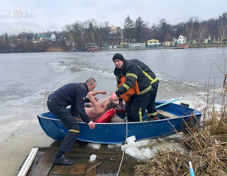 На Вінниччині чоловік пірнув у крижану річку, аби врятувати свого улюбленця