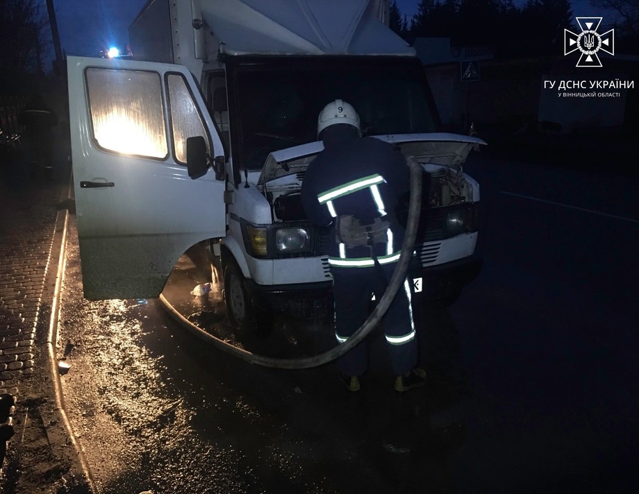Через несправність електричної системи у Хмільнику загорівся Мерседес