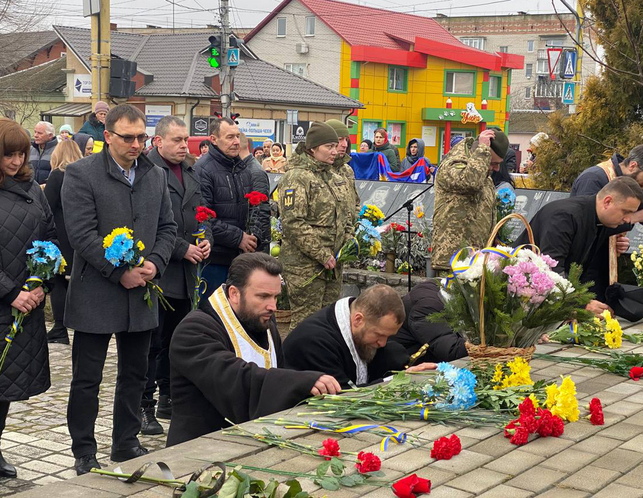 У День Єднання в Хмільнику помолились за Україну, вшанували героїв та провели акцію "Коло єднання"