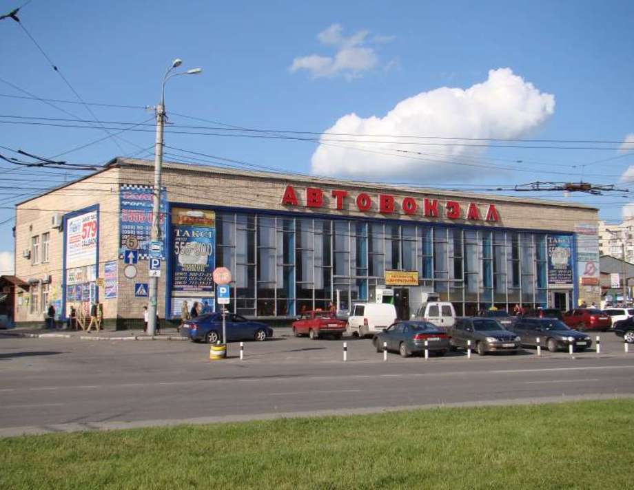 У Хмільнику на вокзалі грабіжник побив та хотів згвалтувати молоду дівчину