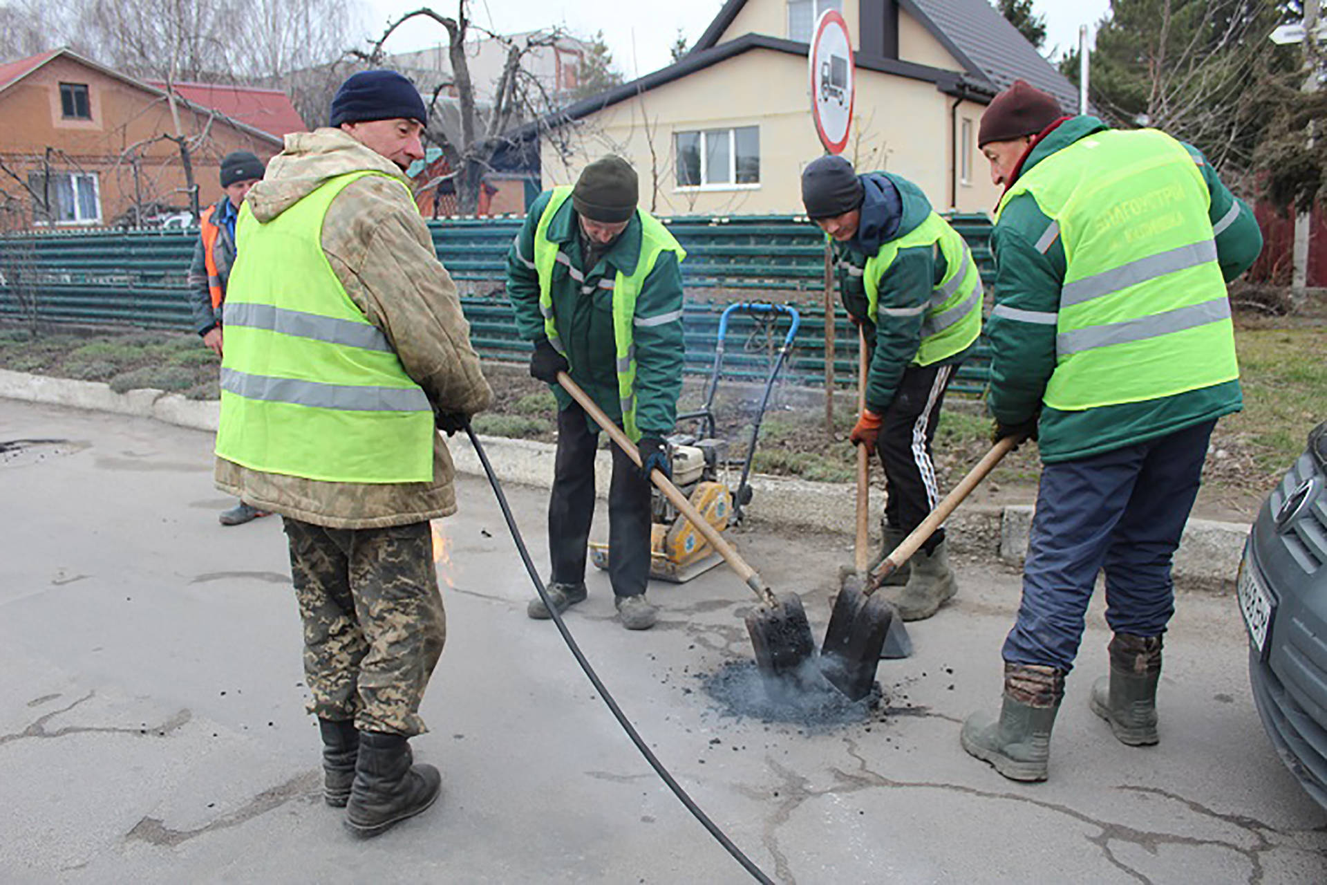 У Калинівці ремонтують дороги господарським методом