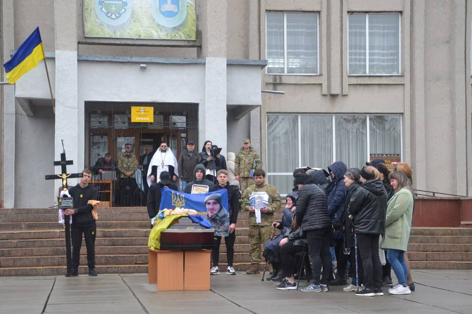 На віче в Хмільнику попрощалися з 26-річним захисником України Владиславом Кривоконем