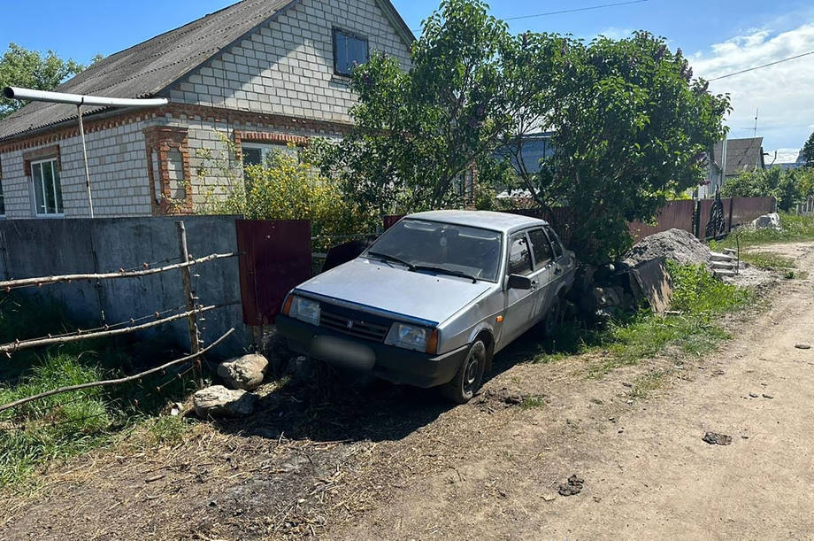 В селі Хмільницького району п'яний чоловік на вкраденому авто протаранив ворота власника та в’їхав у сусідський паркан
