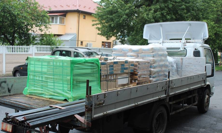 З Хмільницького району захисникам відправили будівельні матеріали для фортифікаційних споруд