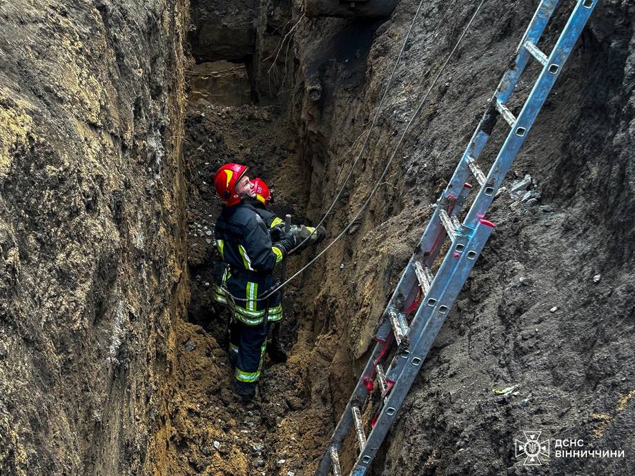 У Вінниці молодого чоловіка засипало землею. Тіло дістали з 5-метрової глибини