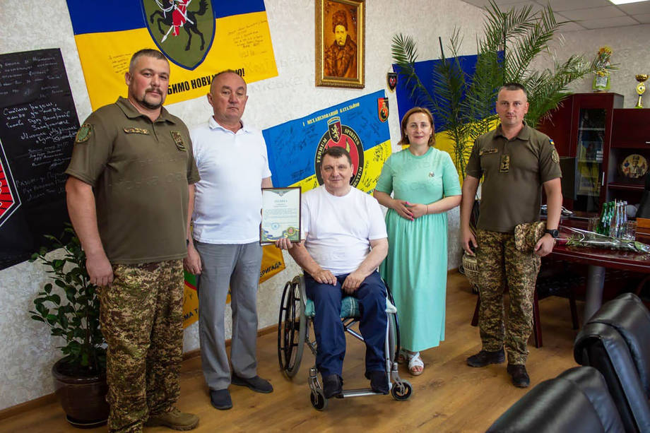 Міському голові Миколі Юрчишину та волонтерам Хмільницької громади Нацгвардійці вручили подяки