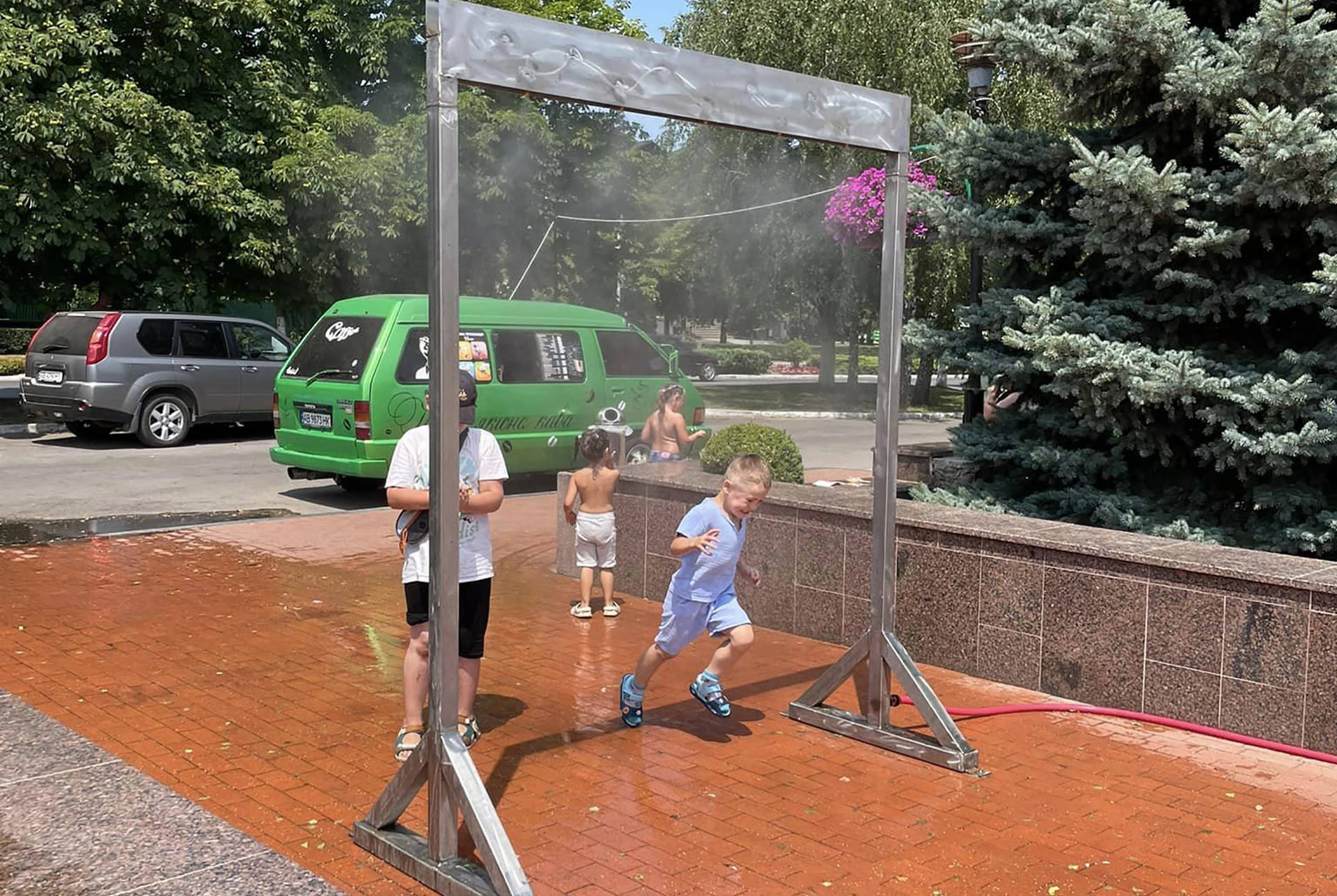 Для порятунку людей від спеки в райцентрі на Вінниччині встановили водяну арку