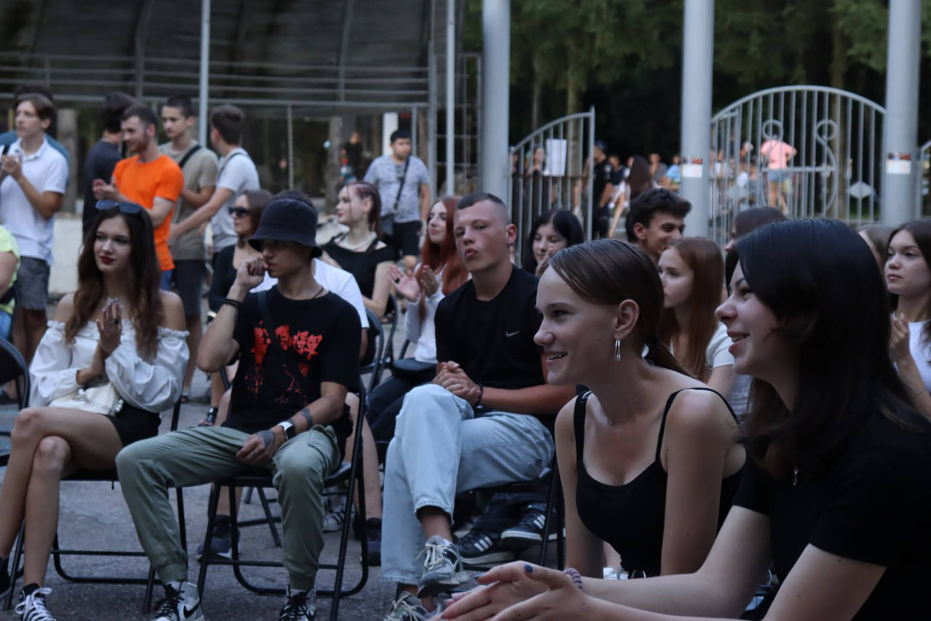 У Хмільнику відбувся креативно-інтерактивний захід «Стендап у місті»