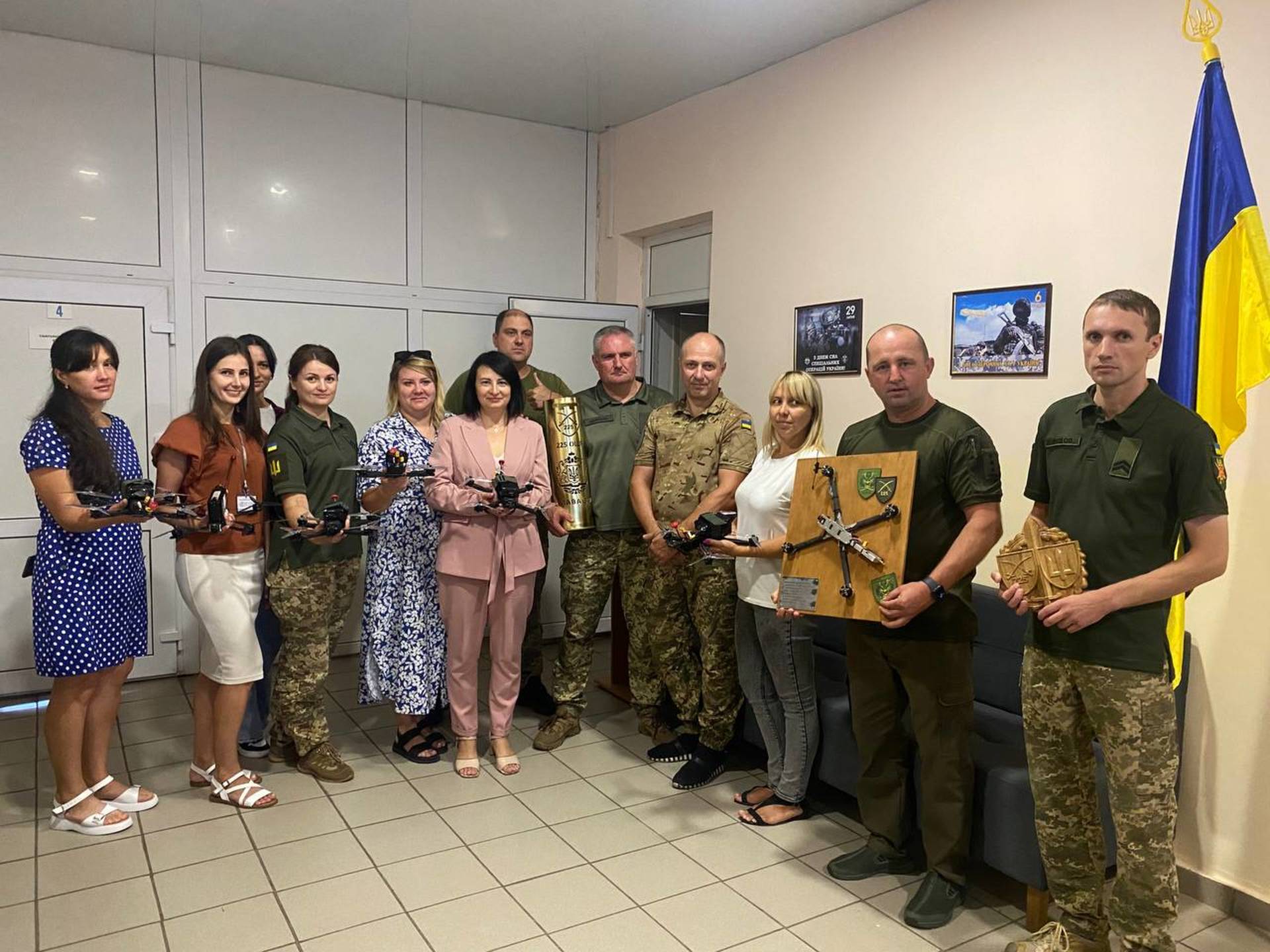 Вісім дронів від працівників Хмільницького військкомату відправились на фронт нищити окупантів