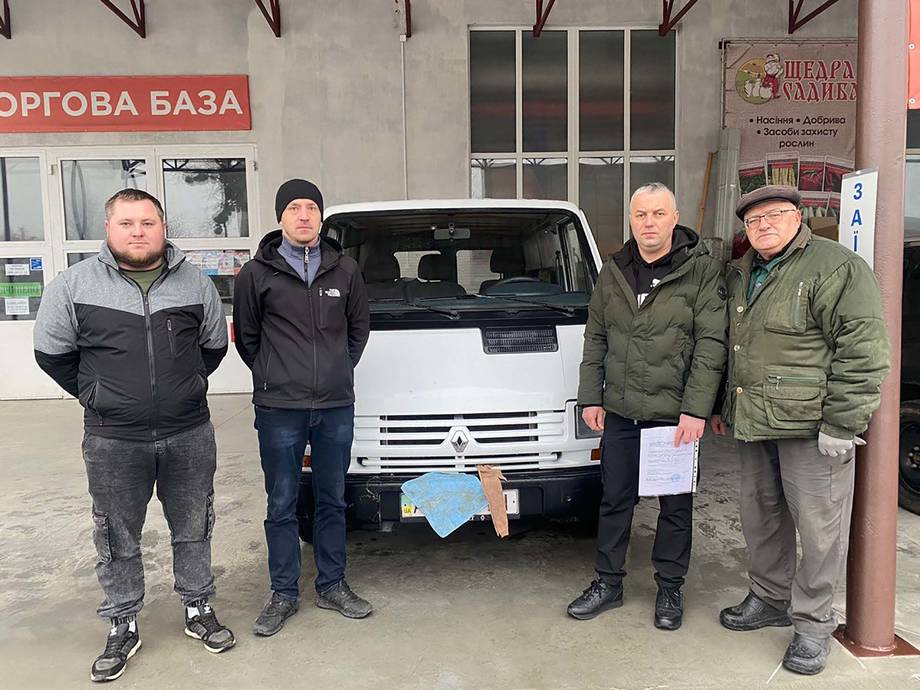 Дві автівки передав на фронт підприємець з Хмільника