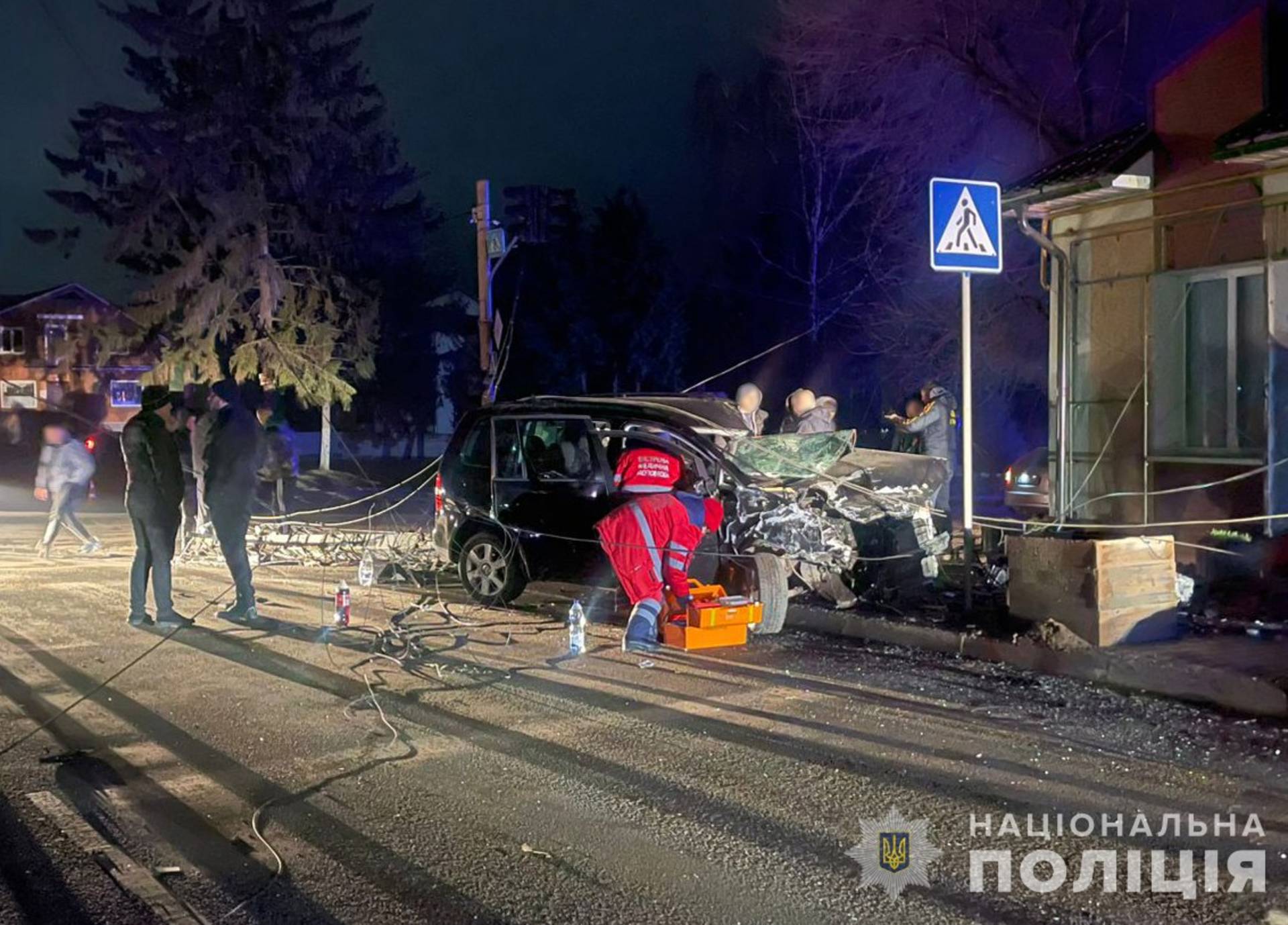 Жахлива аварія сталася в центрі Хмільника. Автівка на швидкості знесла електроопору