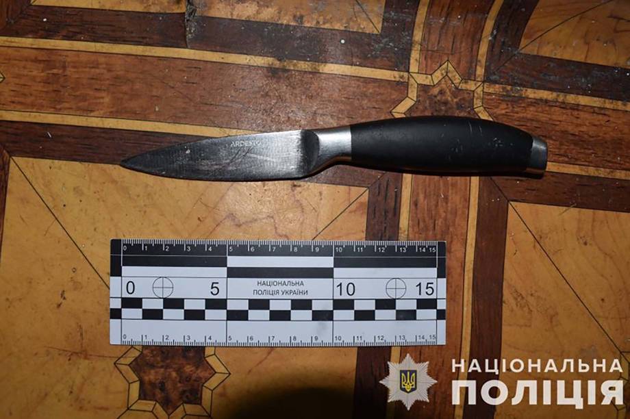 В Калинівці Хмільницького району п'яний чоловік всадив ножа в живіт сусідові