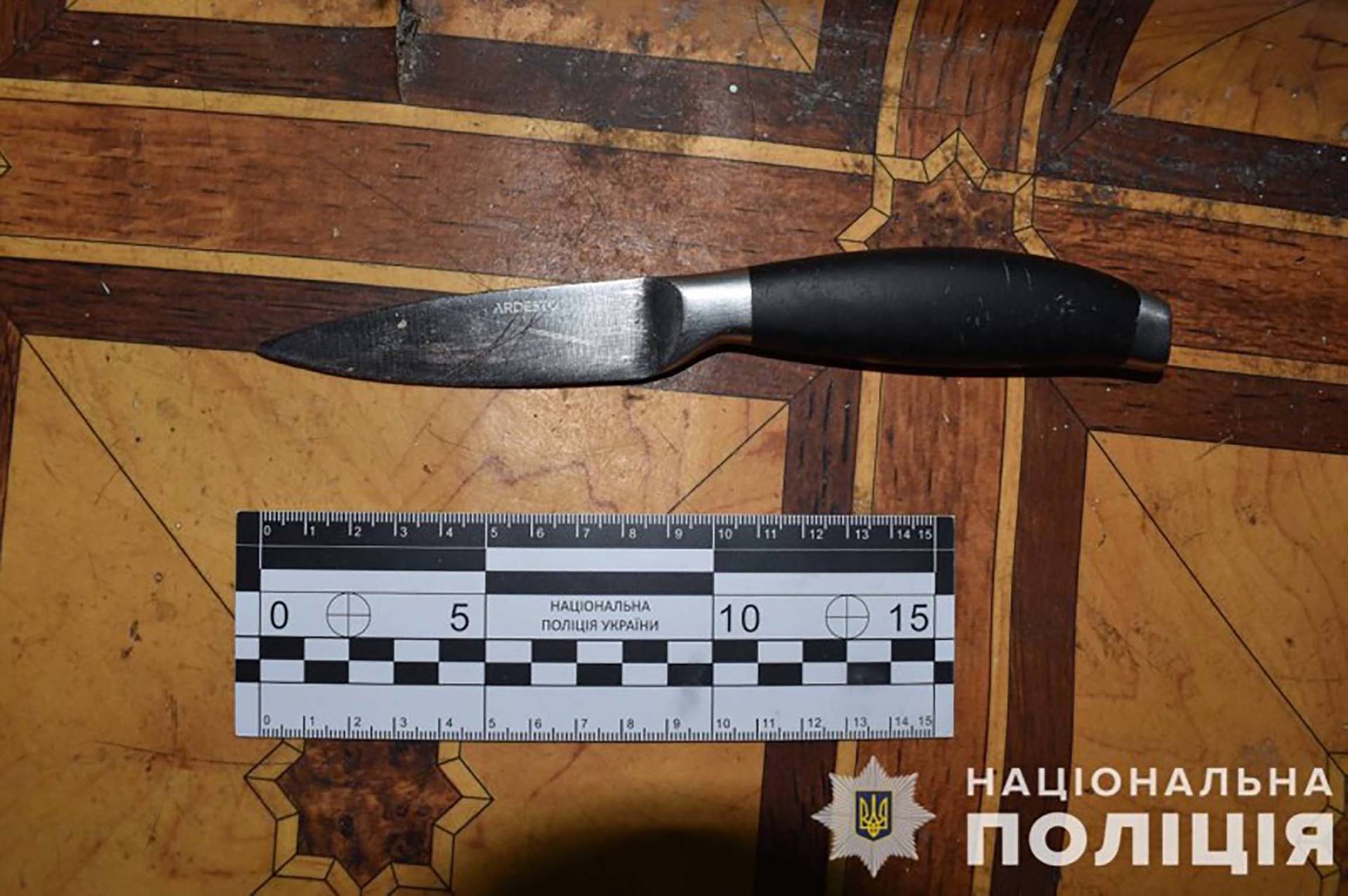В Калинівці Хмільницького району п'яний чоловік всадив ножа в живіт сусідові