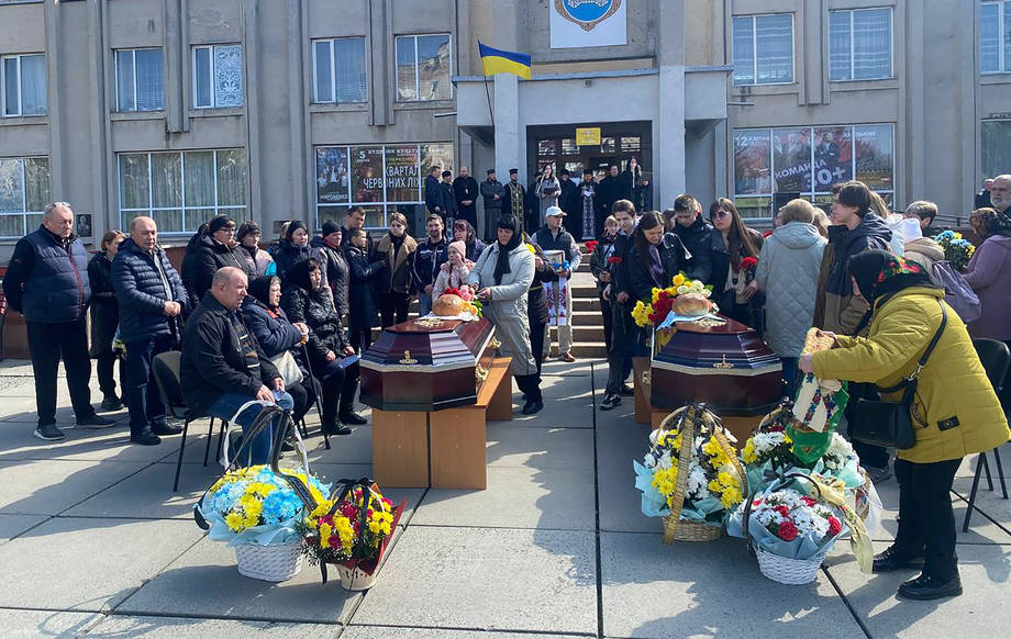 Хмільничани попрощались з подружжям Давидовичів, яке вбила російська ракета