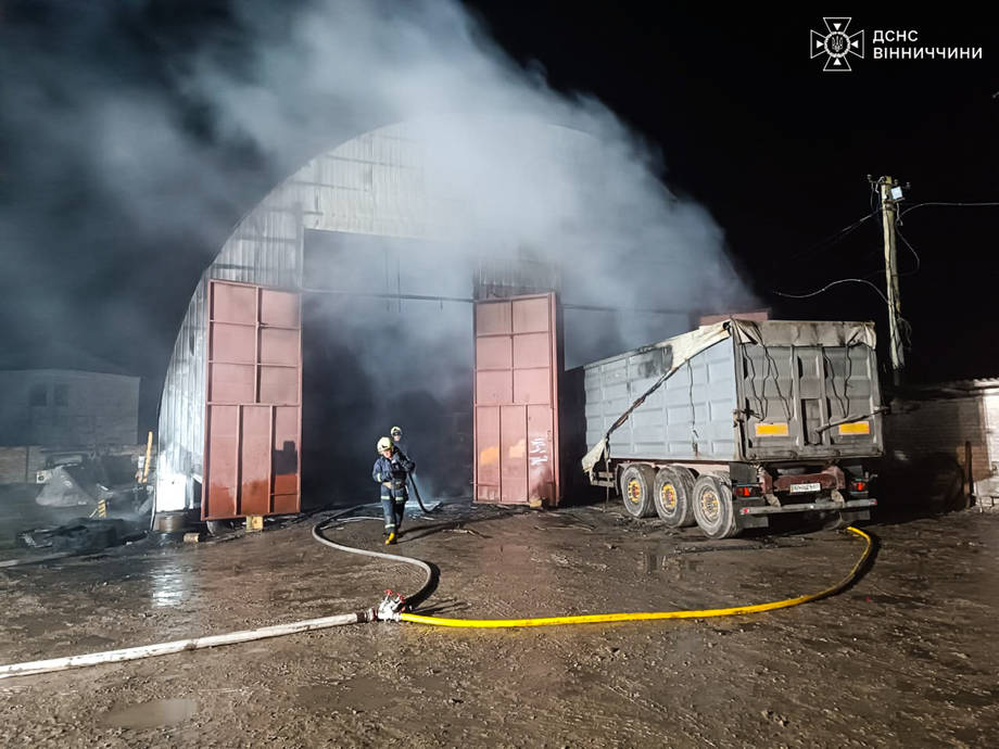 У Хмільницькому районі сталася жахлива пожежа! Горіли дві вантажівки, постраждали люди
