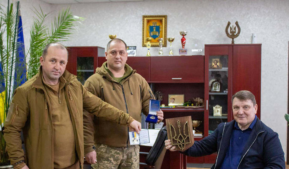 Хмільницький міський голова Микола Юрчишин отримав почесні відзнаки від військових: «Разом до перемоги!»
