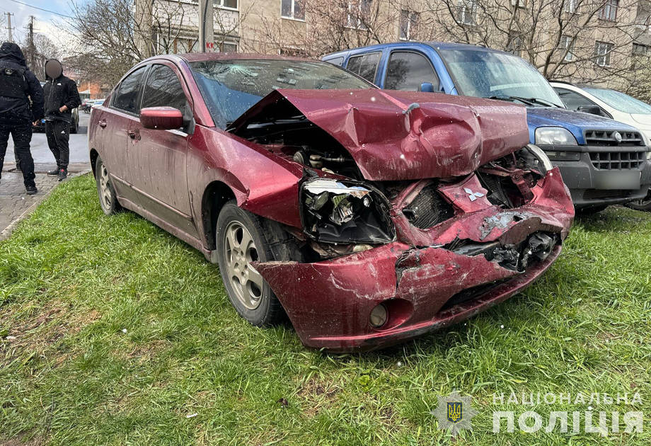 У Вінниці водій тікаючи від поліції здійснив наїзд на патрульного, вчинив ДТП та стрибнув з висоти