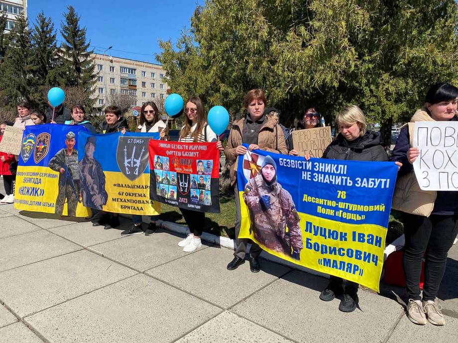 Біль, сум, сльози. В Хмільнику відбулася друга акція на підтримку зниклих безвісти та військовополонених Захисників і Захисниць України