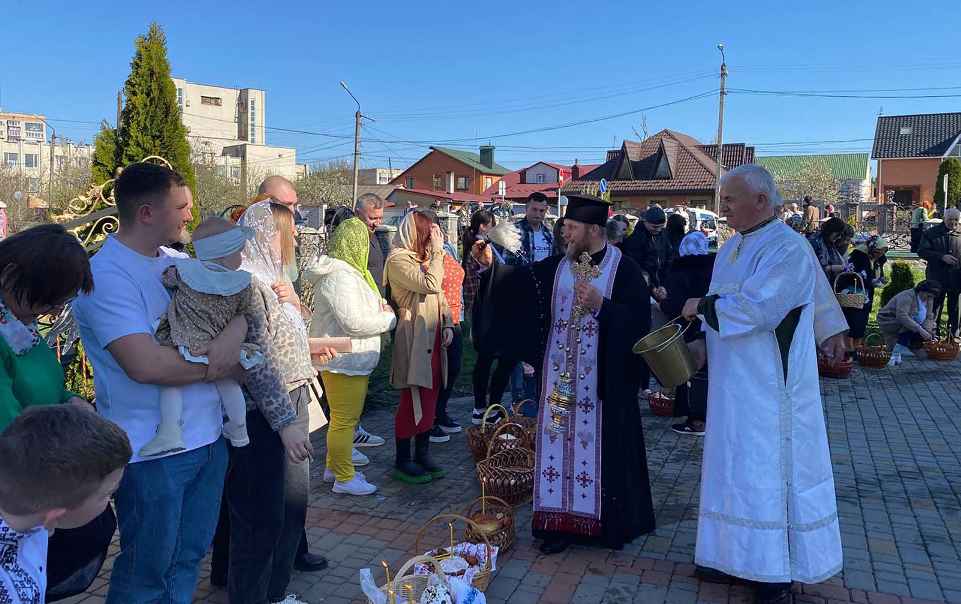 Великдень у Хмільнику: люди освятили великодні кошики та молилися за мир в Україні