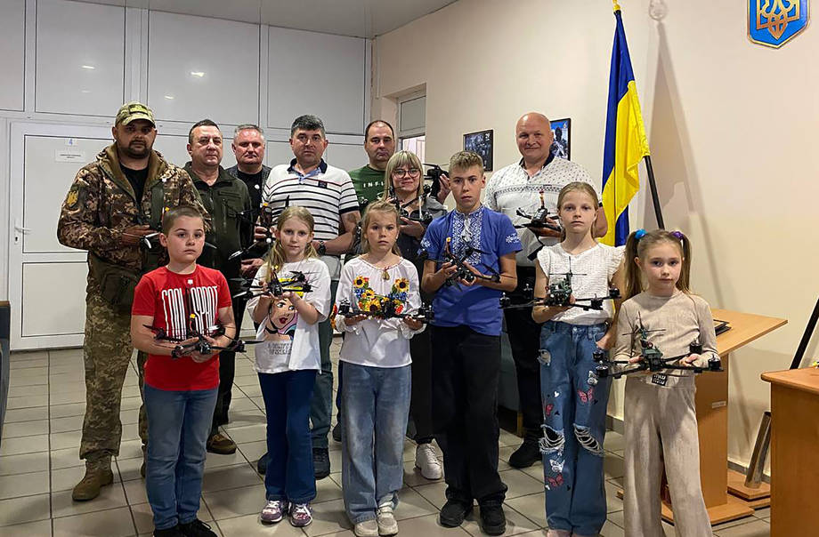Великодні дрони для перемоги: у Хмільнику передали чергову партію БпЛА для 423 батальйону
