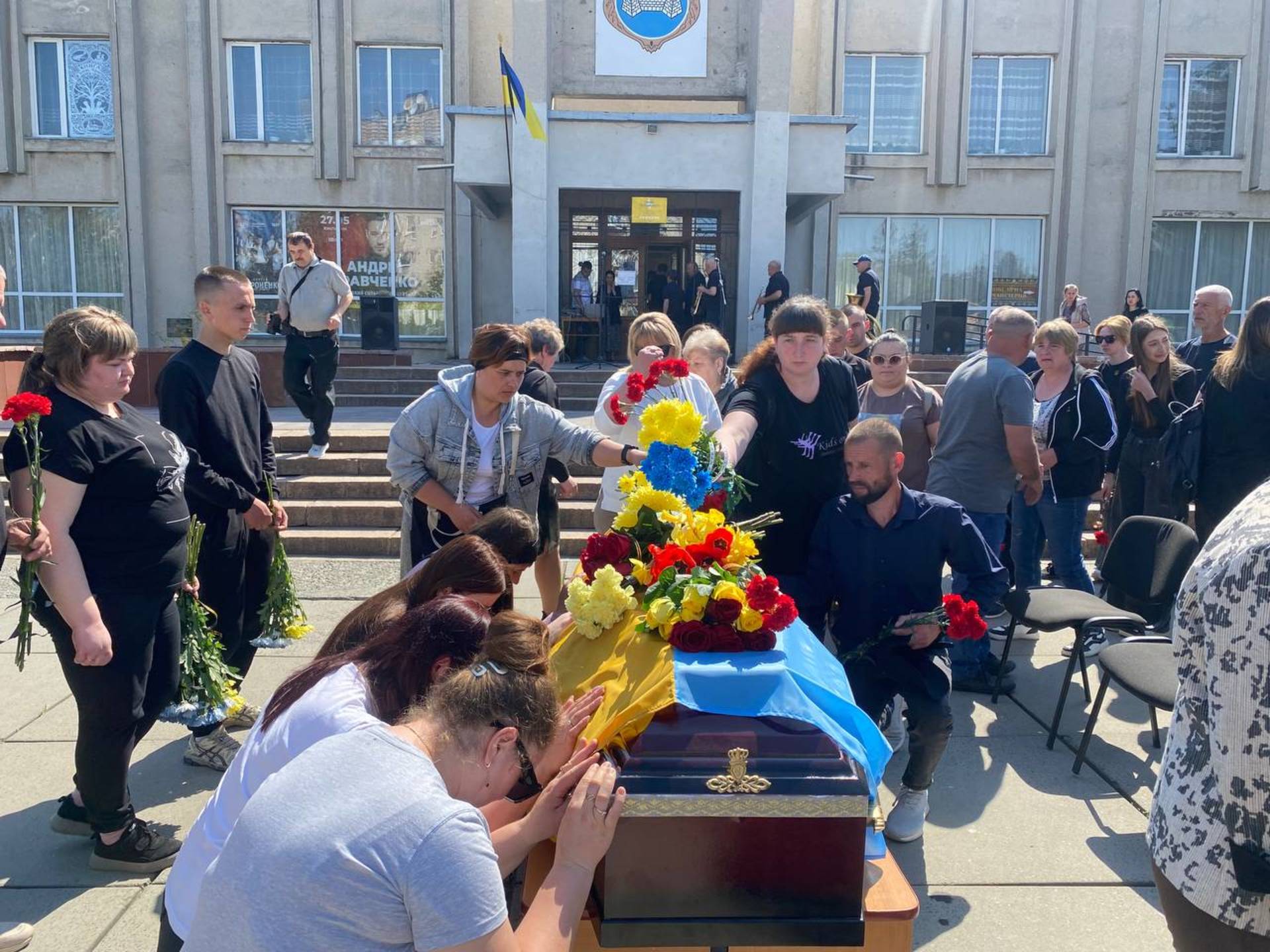 Хмільник попрощався з героєм: місто провело в останню путь Захисника України Руслана Бабака