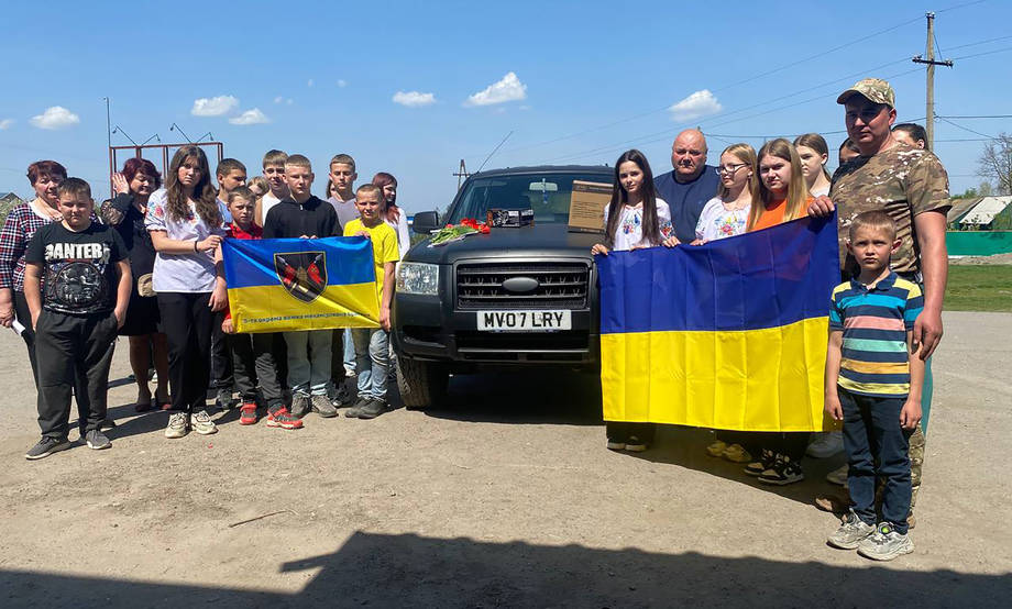 Жителі Війтівецької громади зібрали гроші, придбали автомобіль і передали його на фронт