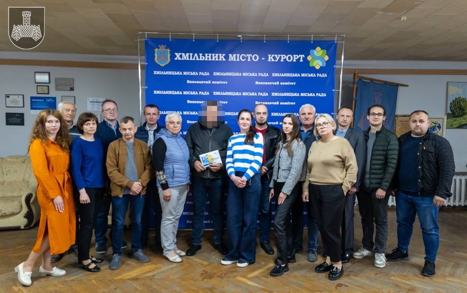 72 тисячі гривень зібрали працівники Хмільницької міськради на ремонт військової автівки