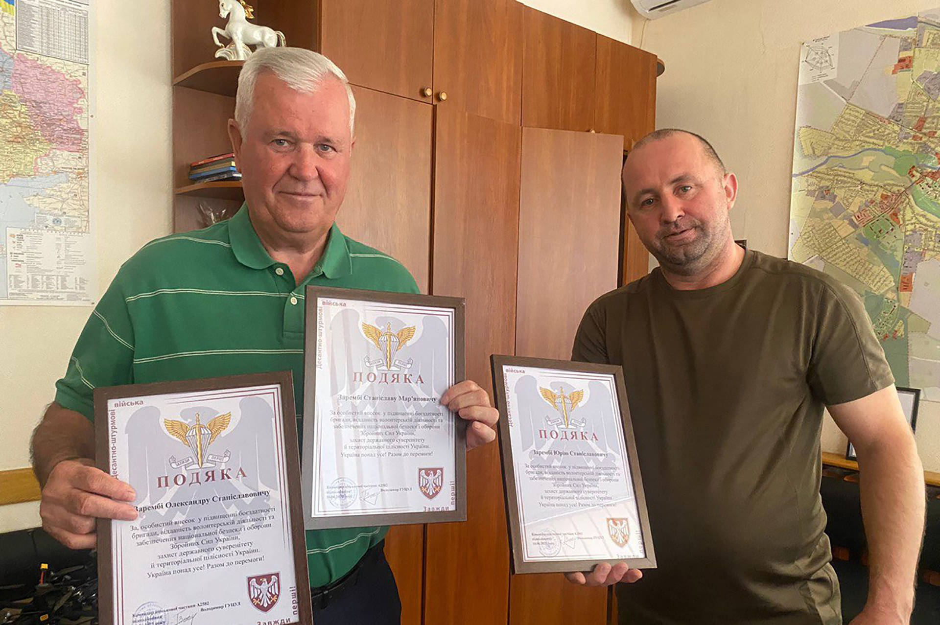 Захисники України подякували родині Зарембів з села Торчин за постійну допомогу армії