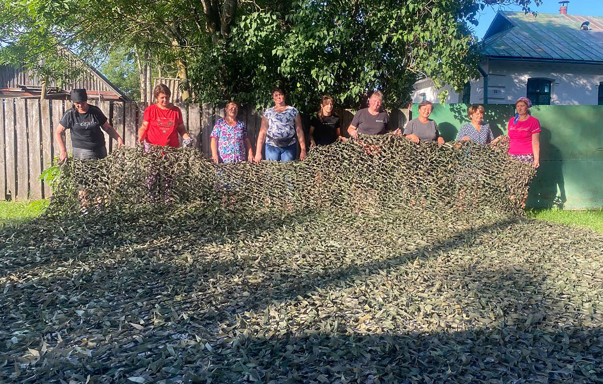 Волонтери з села Думенки сплели 200 сіток та передали їх на фронт