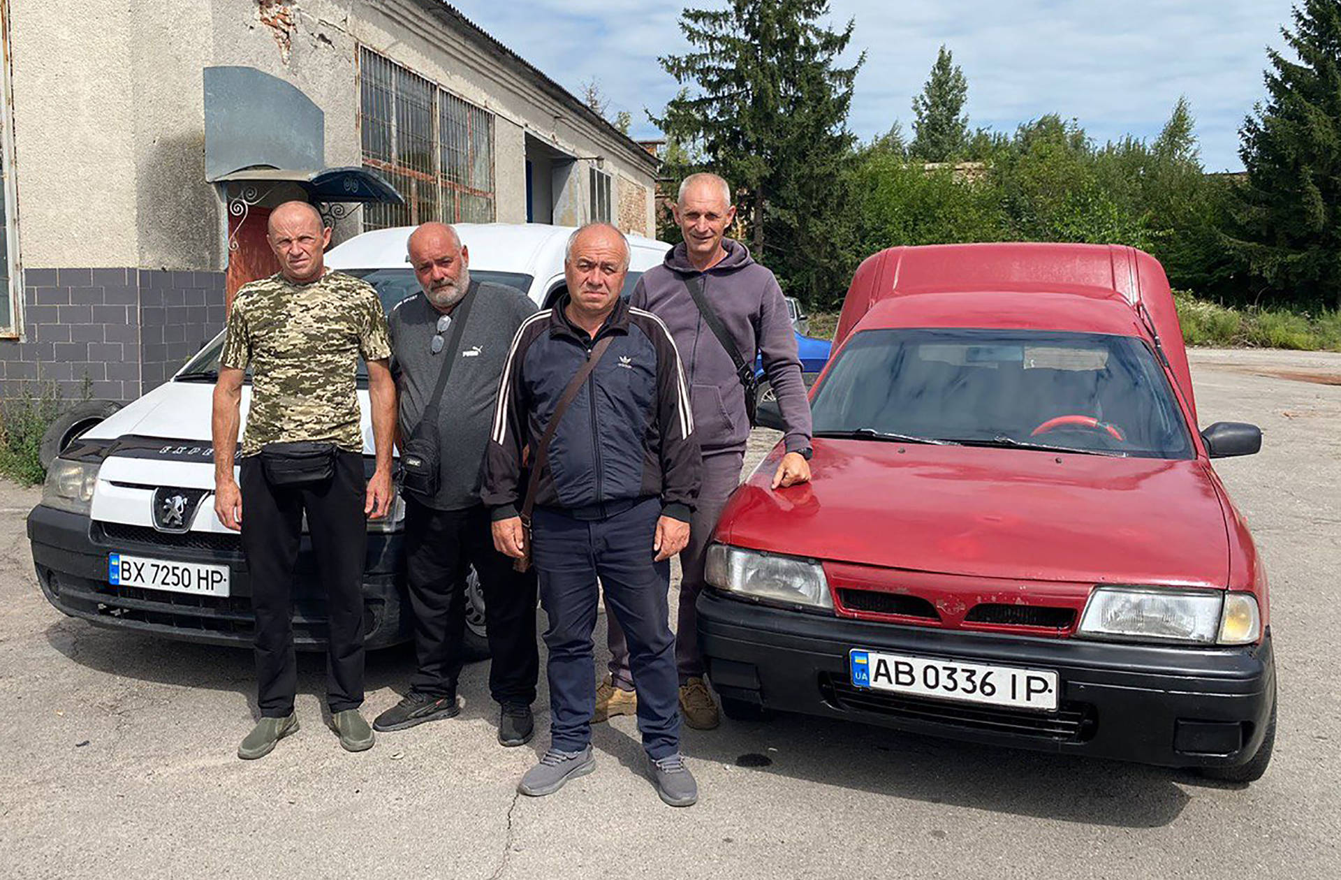 Автівки, запчастини, продукти й смаколики. Хмільничани відправили на фронт чергову допомогу