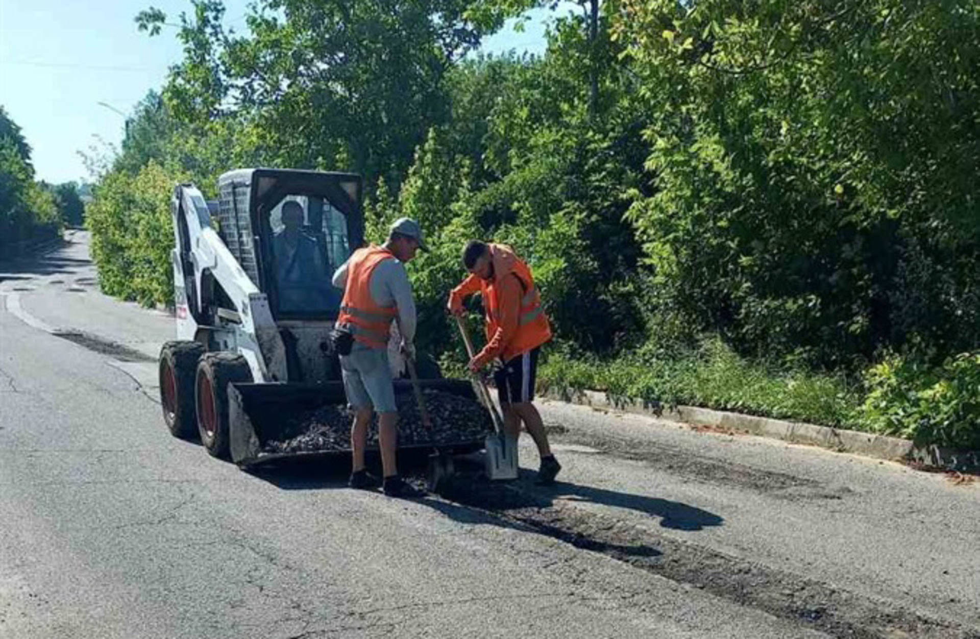 У Хмільнику на дорогах проводяться аварійно-відновлювальні роботи