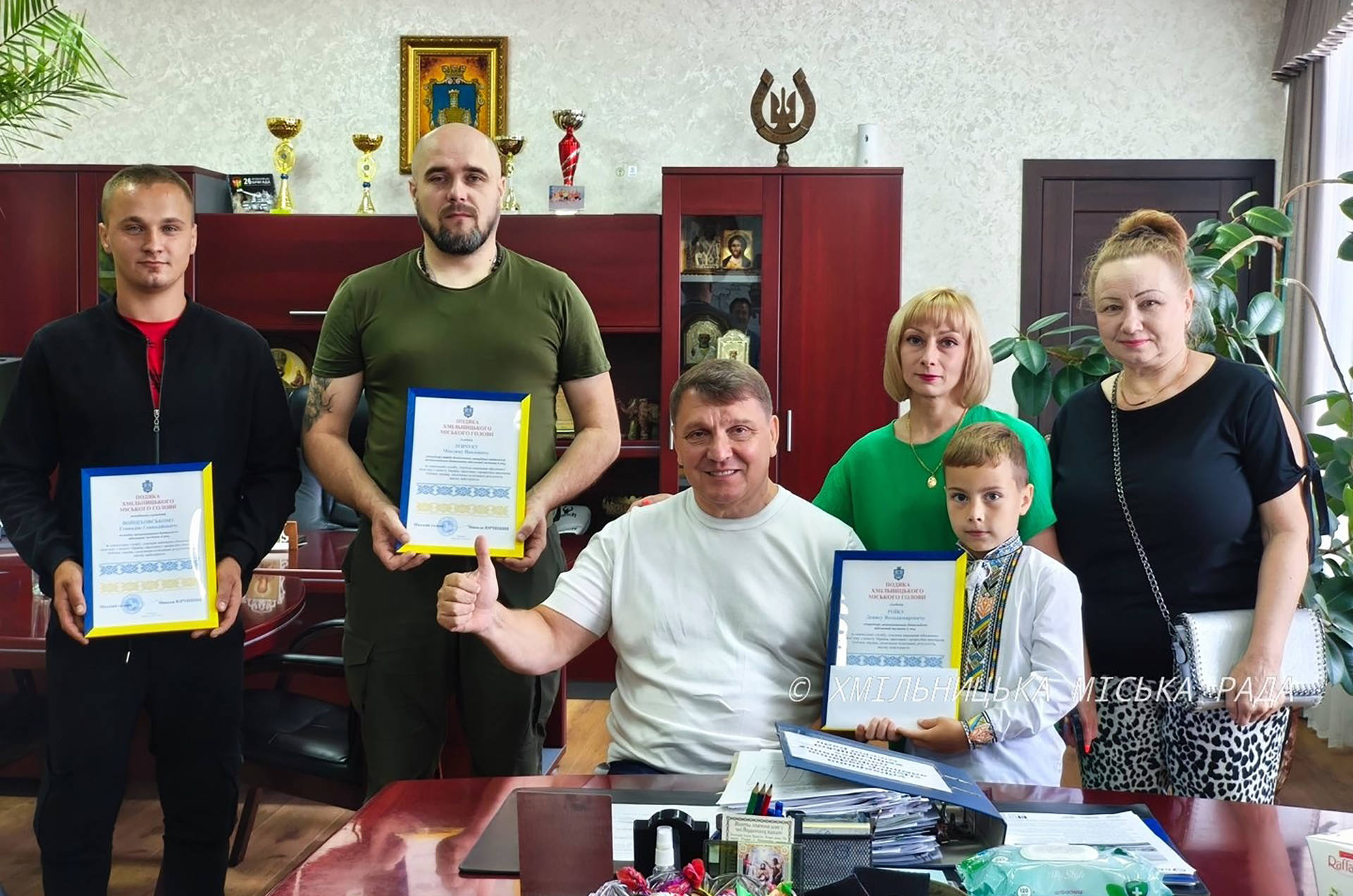Микола Юрчишин за клопотанням командира військової частини вручив подяки військовослужбовцям з Хмільника