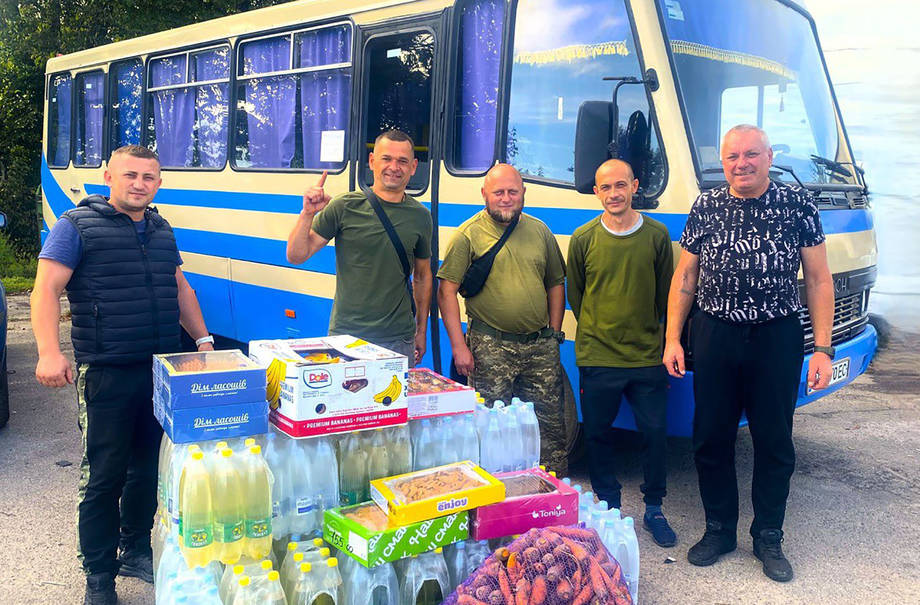 Хмільничани постійно допомагають ЗСУ. Цього разу на фронт відправили автобус