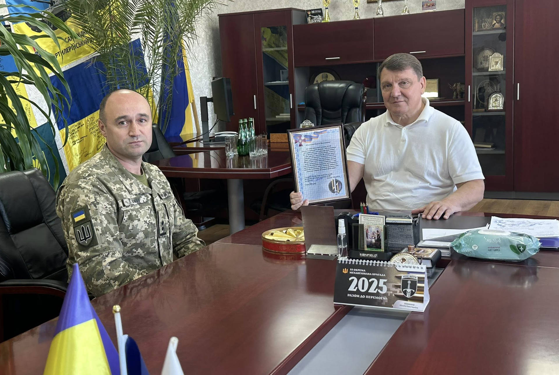 Військові привітали Хмільник з Днем народження. Вітальний лист вручили міському голові