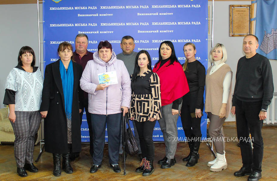 Працівники Хмільницької міської ради закрили збір на авто для військових та отримали бойовий прапор від захисників