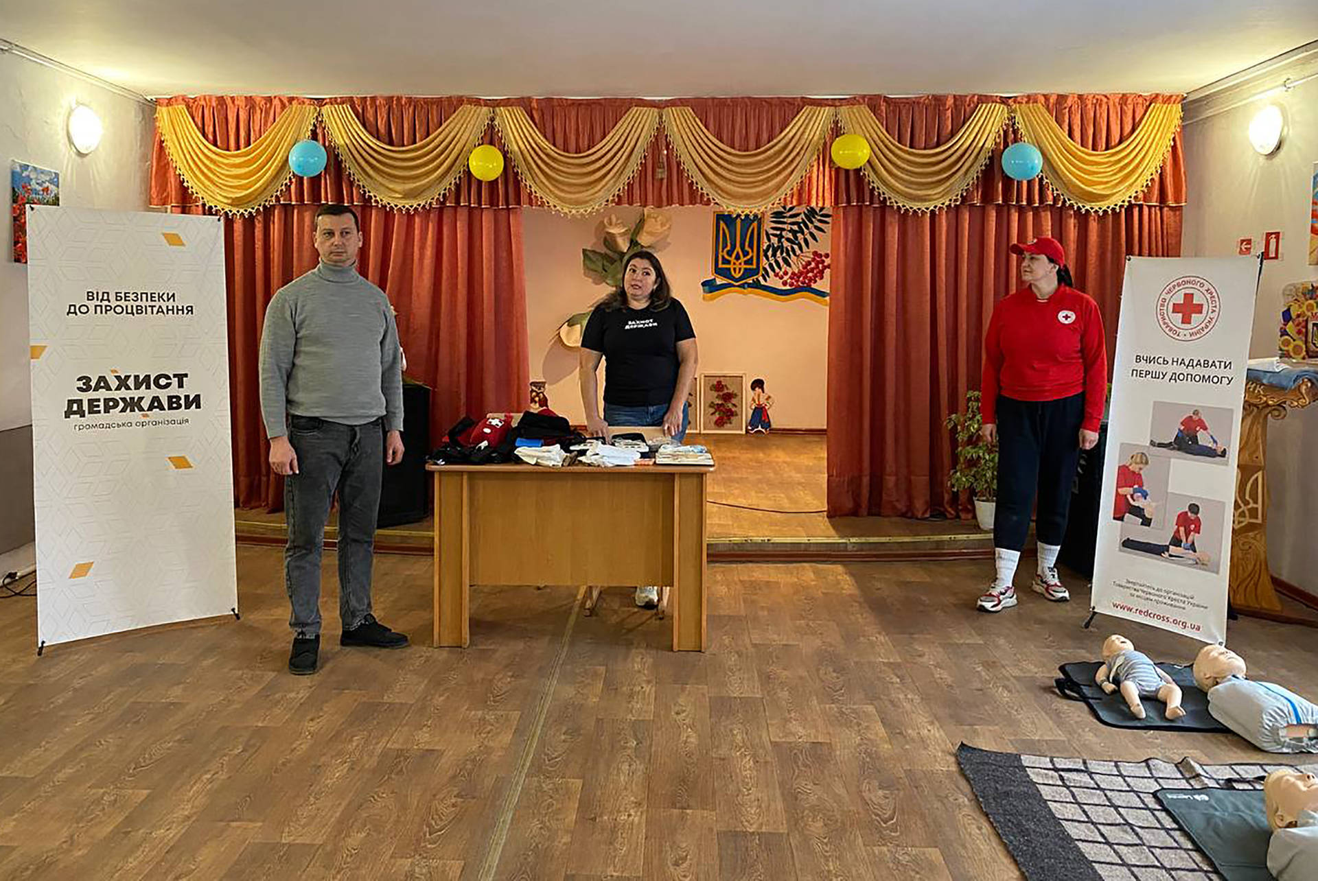 У Хмільнику представники ГО "Захист Держави" та товариства Червоного хреста провели для учнів тренінг "Допомога поряд"