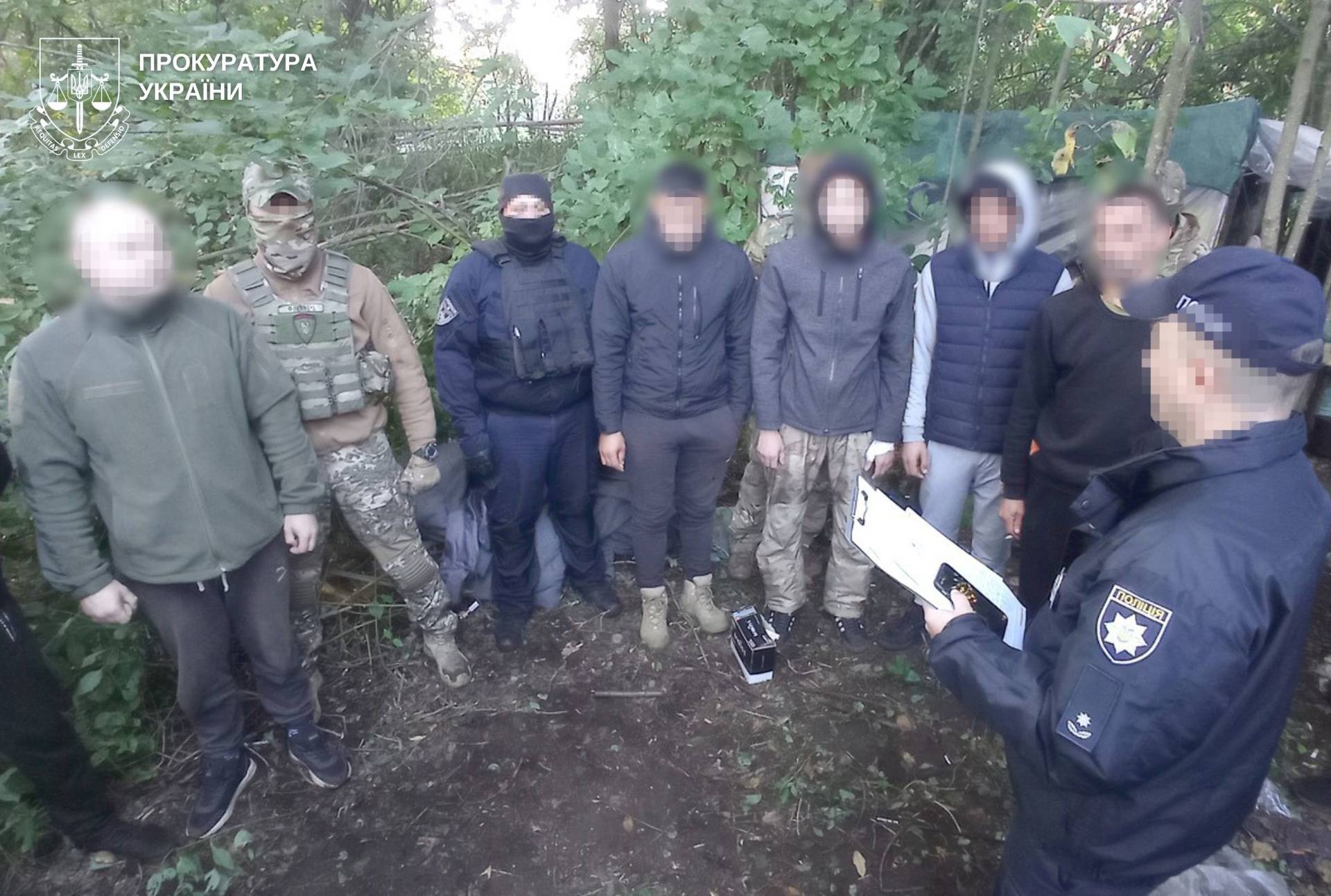 На Вінниччині викрито наркоторговців, які вирощували коноплю у лісі 