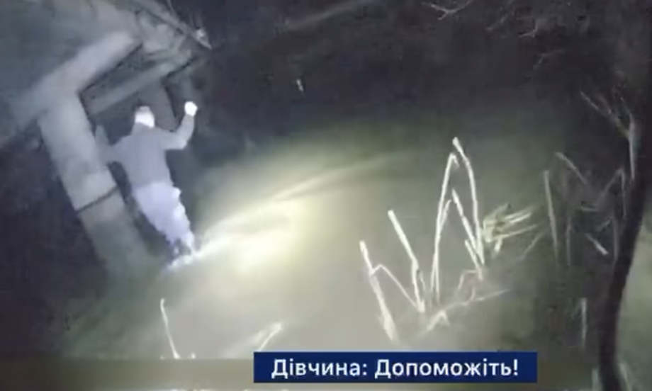 У Хмільнику патрульні врятували дівчину з річки (відео)