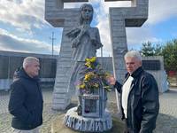 Перший в Україні пам’ятник «Жертвам голодоморів та політичних репресій» виготовив народний художник України Віктор Стукан із Хмільника