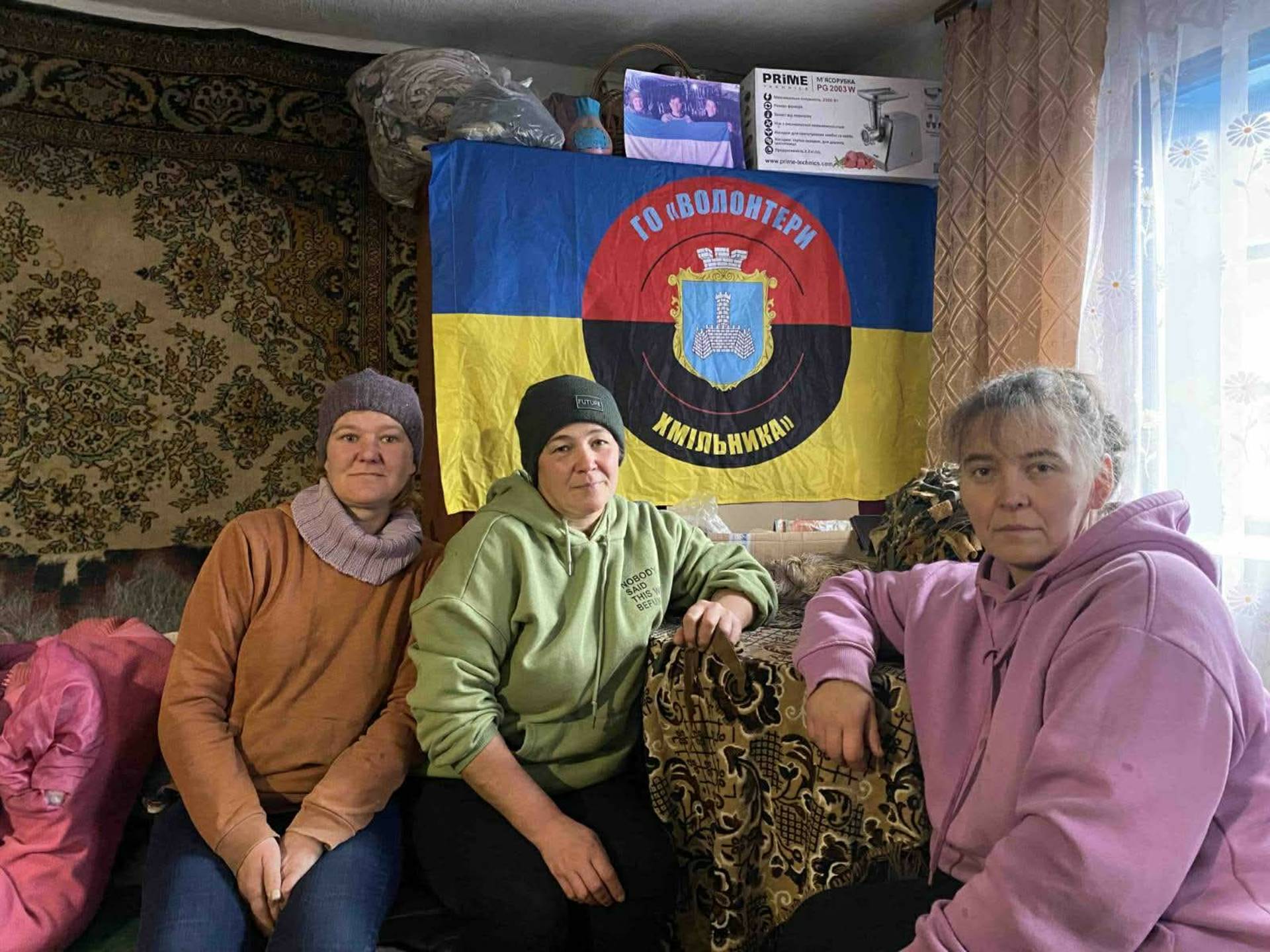 У селі Соломірка Хмільницького району волонтерська команда “Надбужанки” вже два роки невтомно плете маскувальні сітки для наших захисників 