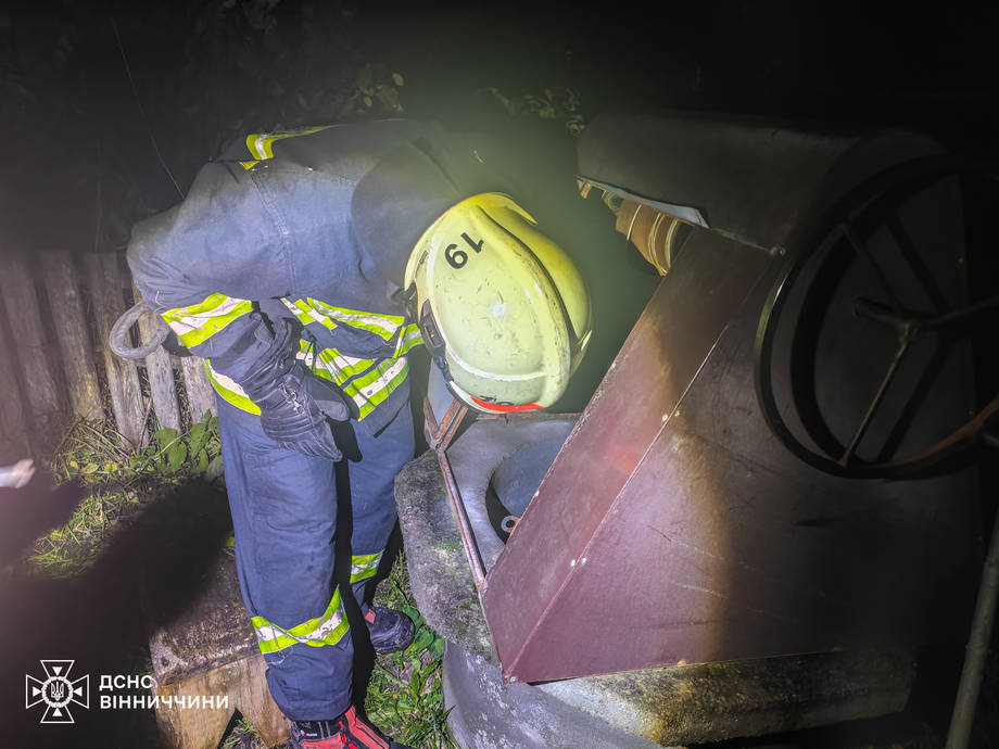 В  Хмільницькому районі рятувальники дістали тіло загиблого з 10-метрової криниці