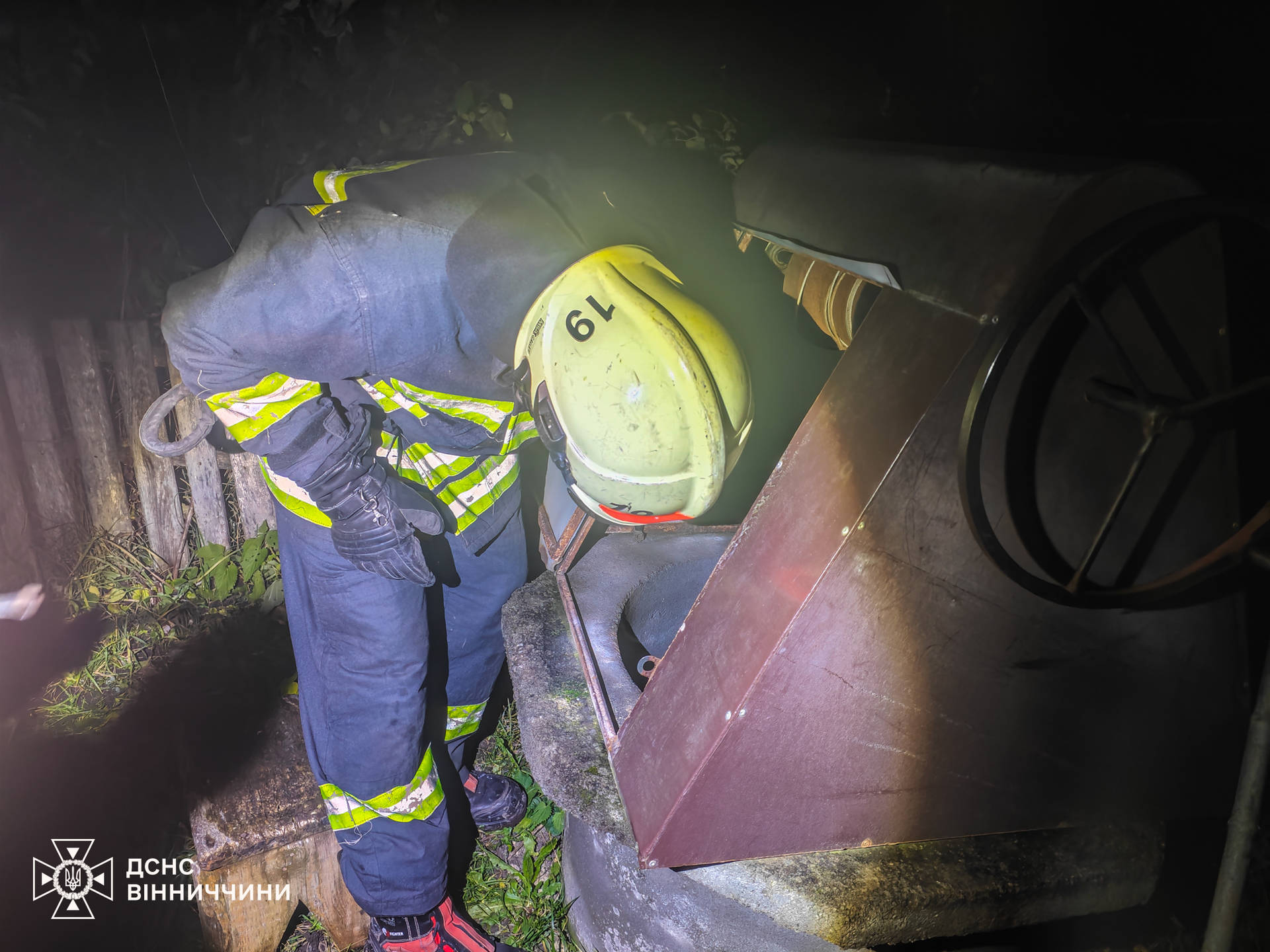 В  Хмільницькому районі рятувальники дістали тіло загиблого з 10-метрової криниці